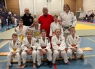 Takana keskellä on judo-opettajamme Hiro Tanayama (7.dan ) ja takana vasemmalla on valmentajamme Mika Nurmi (4.dan)